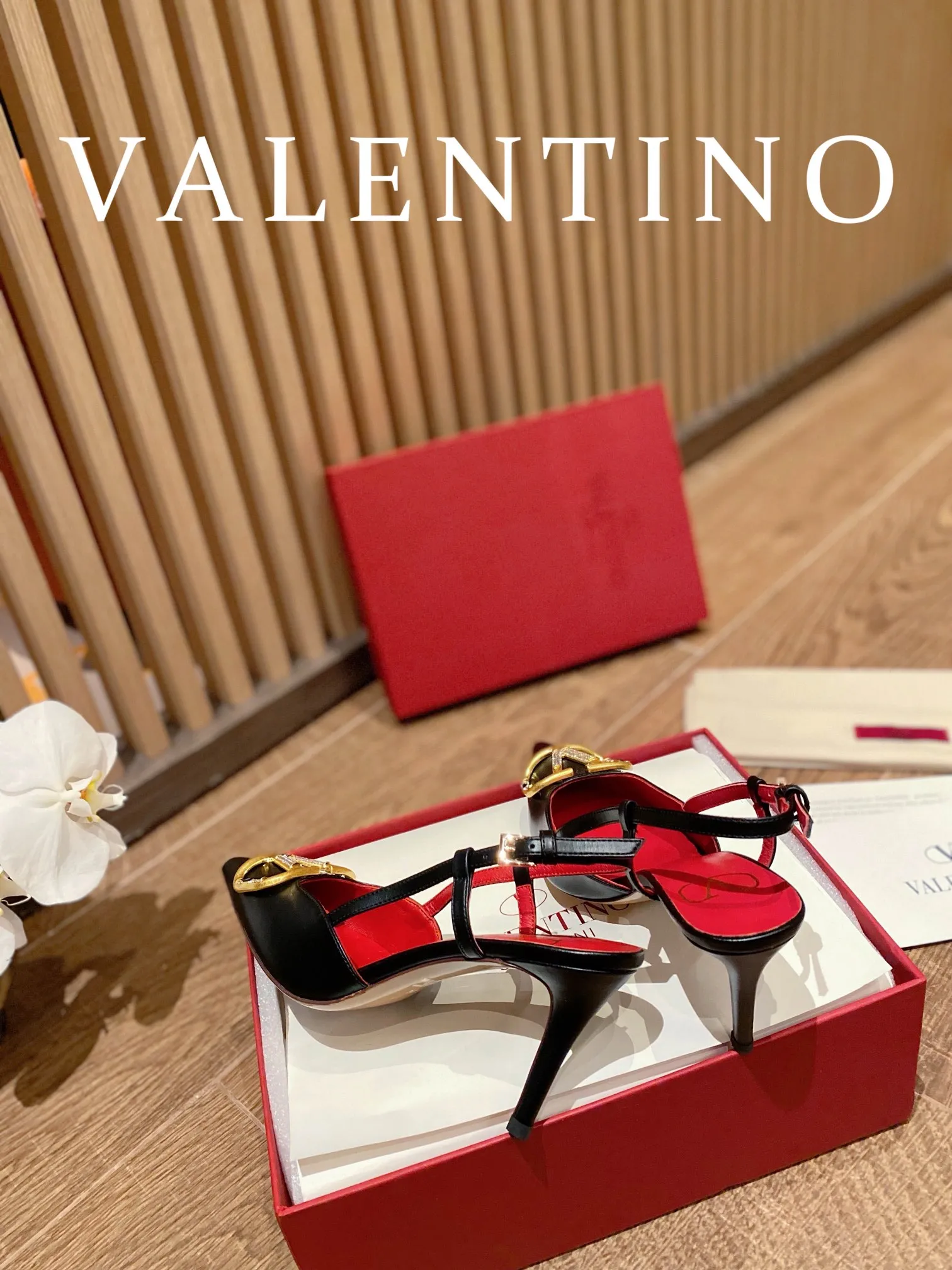 👟👟Ex-factory price 520👟👟 𝑉𝐴𝐿𝐸𝑁𝑇𝐼𝑁𝑂 Valentino ♡ The latest series of the counter 💯The new season of Valentino replaces the usual rivet elements with the initial V bronze (dotted buckle) buckle, simplifying the complexity Make the design more refined and durable. No matter your age, it can easily fit on your feet and make your feet look slimmer! The new season lives up to expectations! Worth buying ★Imported cowhide is absolutely high-grade ❥Original method is absolutely sensual ❥Elegant style creates a different feeling🙈 Simple temperament style!  ♡ show bdetails ———————————— ⊿▸: Size｜35-40 (customized at 34.40.41.42) ⊿▸: Material｜Imported cowhide ⊿▸: Material｜Exclusive molded rhinestone buckle ⊿▸: Material | Padded sheepskin ⊿▸: Material |Italian 🇮🇹 genuine leather outsole (the original 1:1 method has a wood grain shape) ⊿▸: Heel height｜8cm